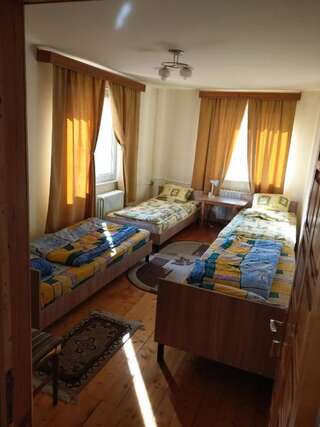 Хостелы Lary Hostel Сучава Кровать в общем номере с 4 кроватями-1