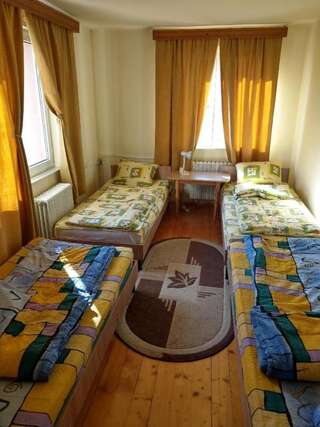 Хостелы Lary Hostel Сучава Кровать в общем номере с 4 кроватями-2