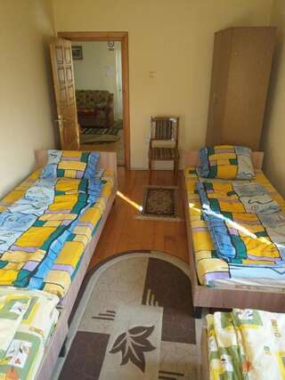 Хостелы Lary Hostel Сучава Кровать в общем номере с 4 кроватями-3